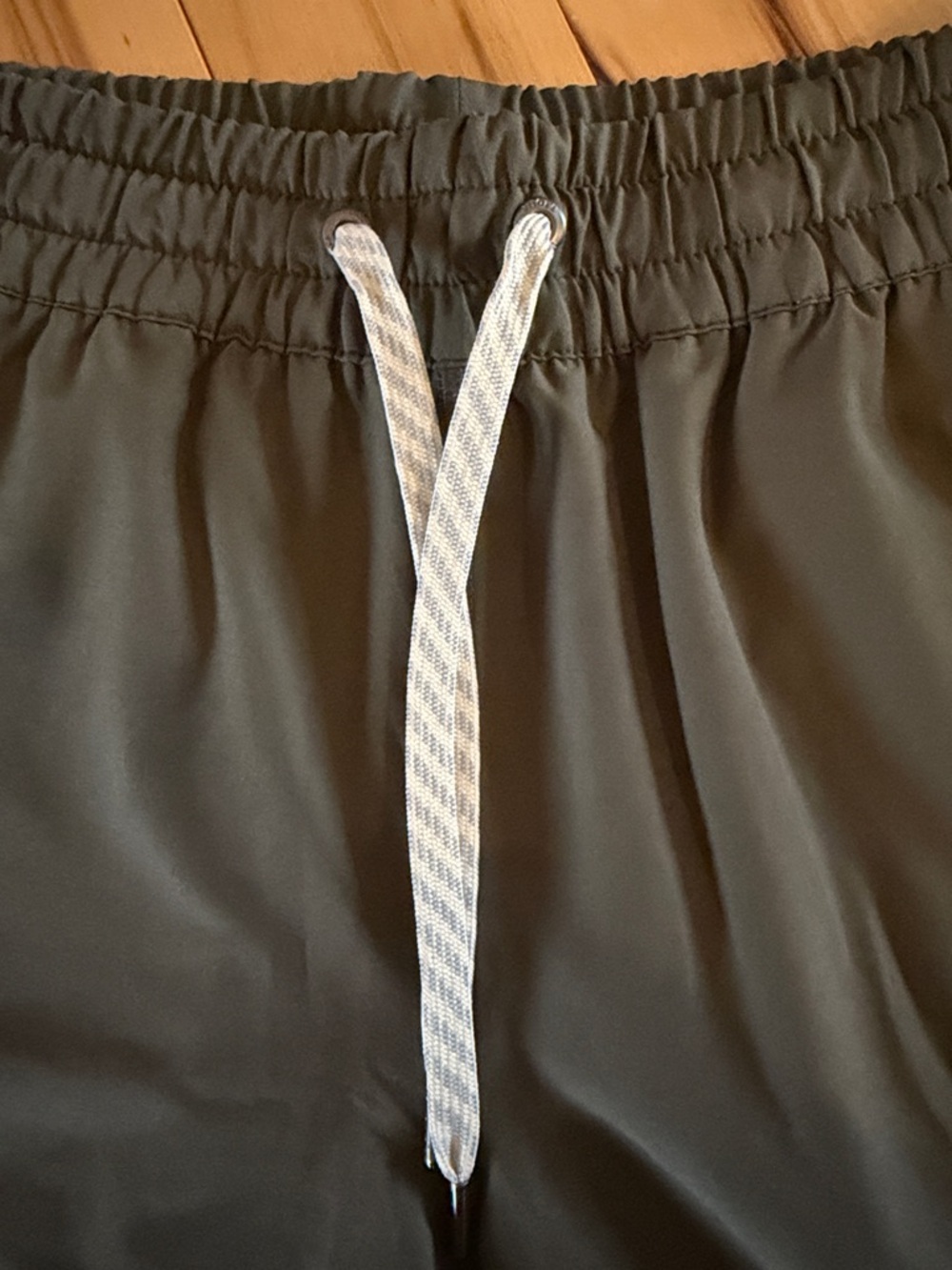 Vuori Olive Green Drawstring Ankle Joggers - Picture 4 of 5